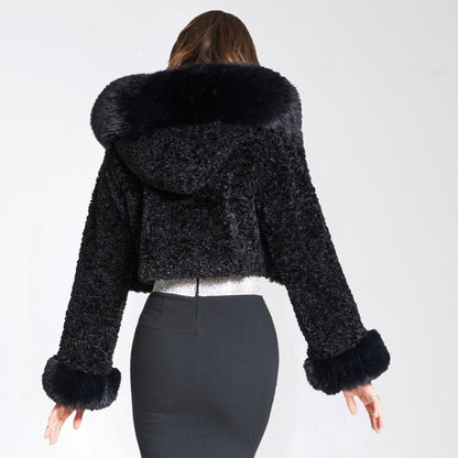 "Cropped faux fur jas voor dames, modieuze kort model, luxe uitstraling, zacht en warm, geschikt voor winterse dagen."