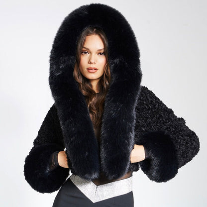 "Cropped faux fur jas voor dames, modieuze kort model, luxe uitstraling, zacht en warm, geschikt voor winterse dagen."