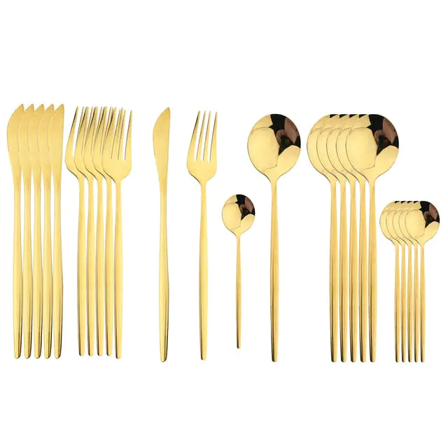 Gedekte eettafel met de luxe 24-delige Aurinox RVS bestekset, glanzend zilver servies.