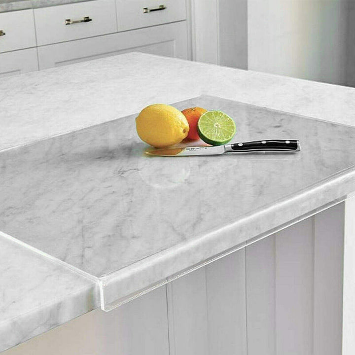 Stijlvolle transparante acryl antislip snijplank GlassEdge, ideaal voor keukenbereiding.