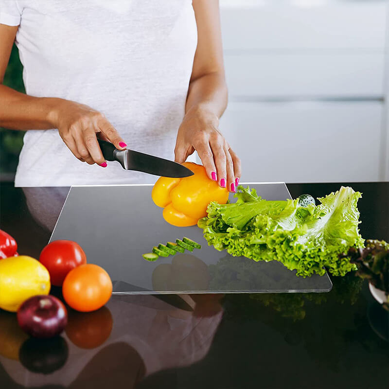 Transparante GlassEdge snijplank met antislip functie, verkrijgbaar in diverse maten voor elke keuken.
