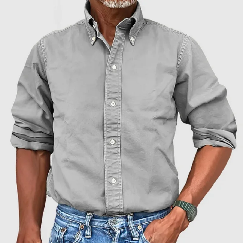 Man draagt comfortabel klassiek herenoverhemd Luis met lange mouw, ideaal voor kantoor of een casual avond.