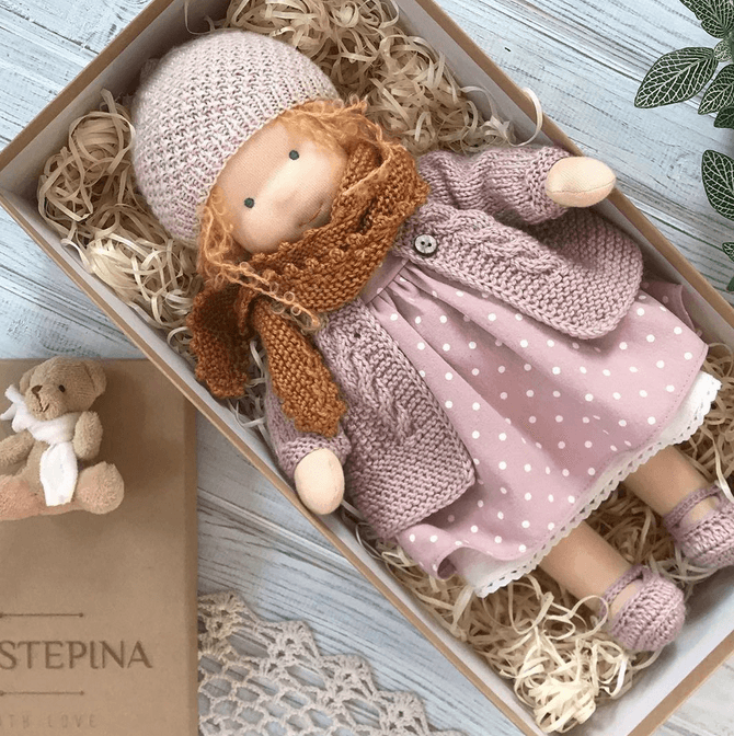 Zachte, natuurlijke materialen van de handgemaakte Waldorf knuffelpop Poppi, veilig voor elk kind.