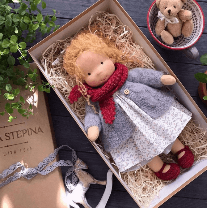 Duurzame en veilige handgemaakte Waldorf knuffelpop Poppi, ideaal geschenk voor jonge kinderen.