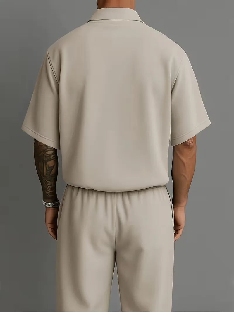 Veelzijdig heren smart-casual pak, polo met korte mouwen en rechte broek, comfortabel.