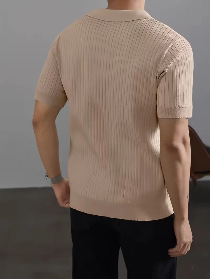 Ademende herenpolo met ribstructuur, V-hals en korte mouwen. Perfect voor warme lentedagen.