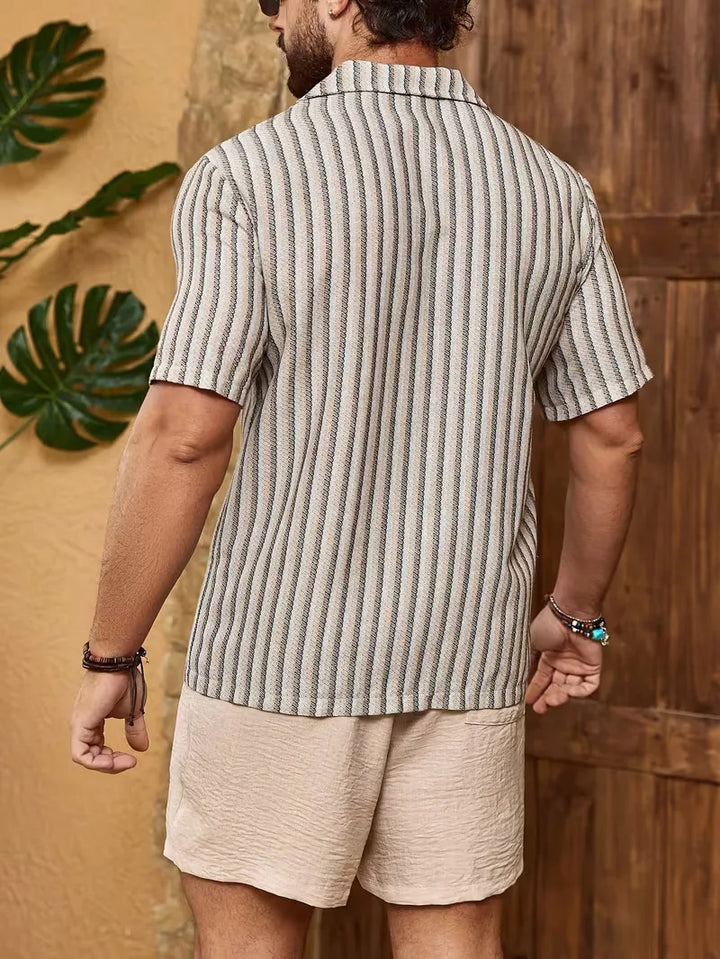 Comfortabele heren tweedelige zomer set met gestreept shirt en short, perfect voor vakantie of strandoutfit.