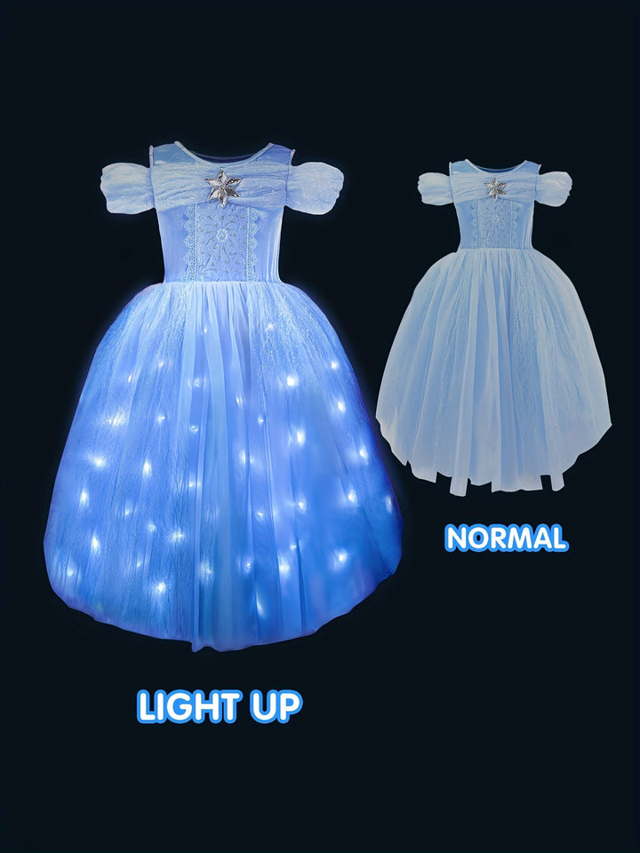 Vrolijk meisje danst in haar LED tutu feestjurk, de lampjes lichten op en maken haar verjaardag extra speciaal.