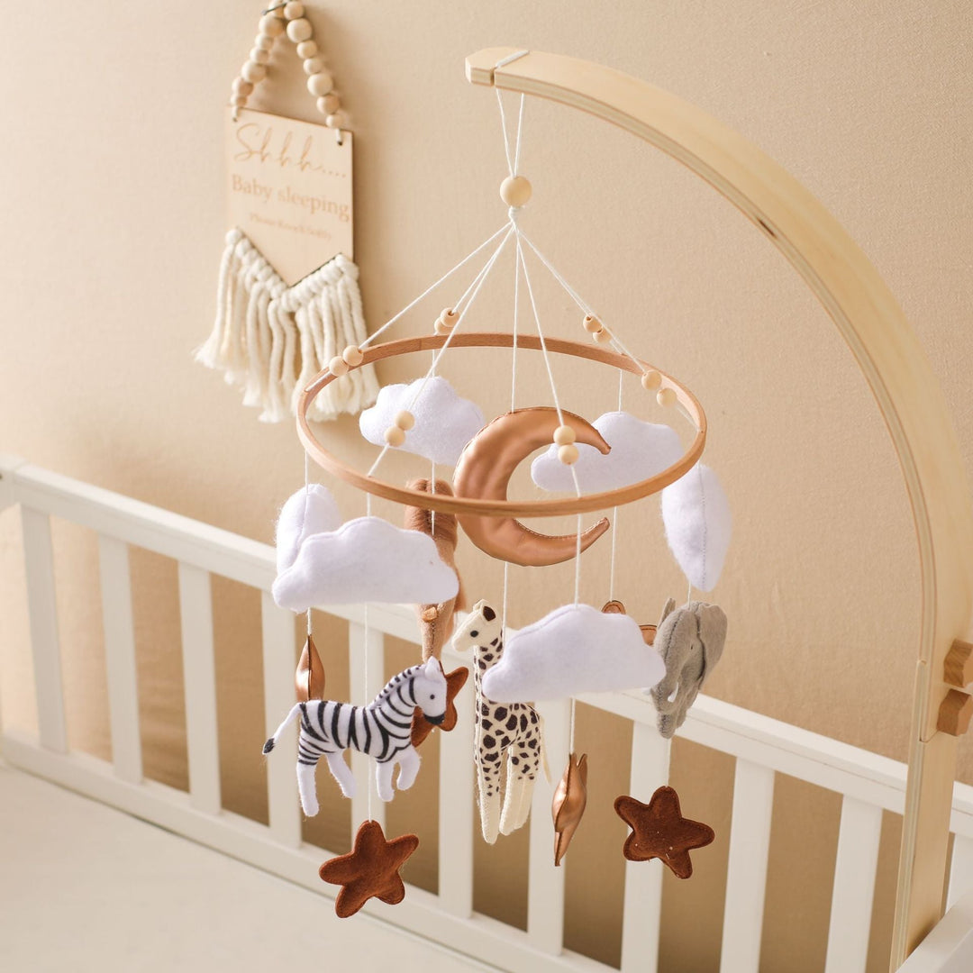 Kleurrijke Baby Safari mobielhangers met nijlpaard, zebra, aap. Bevordert ontwikkeling en spel.