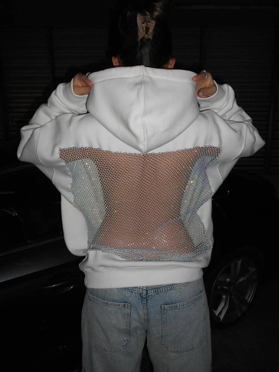 Dames schitterende hoodie met open rug en glitterdetails. Perfect voor feestjes of een stijlvolle avondoutfit.