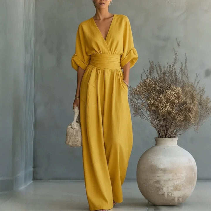 Stijlvolle zomerse jumpsuit voor dames. Comfortabele outfit met V-hals en wijde pijpen, perfect.