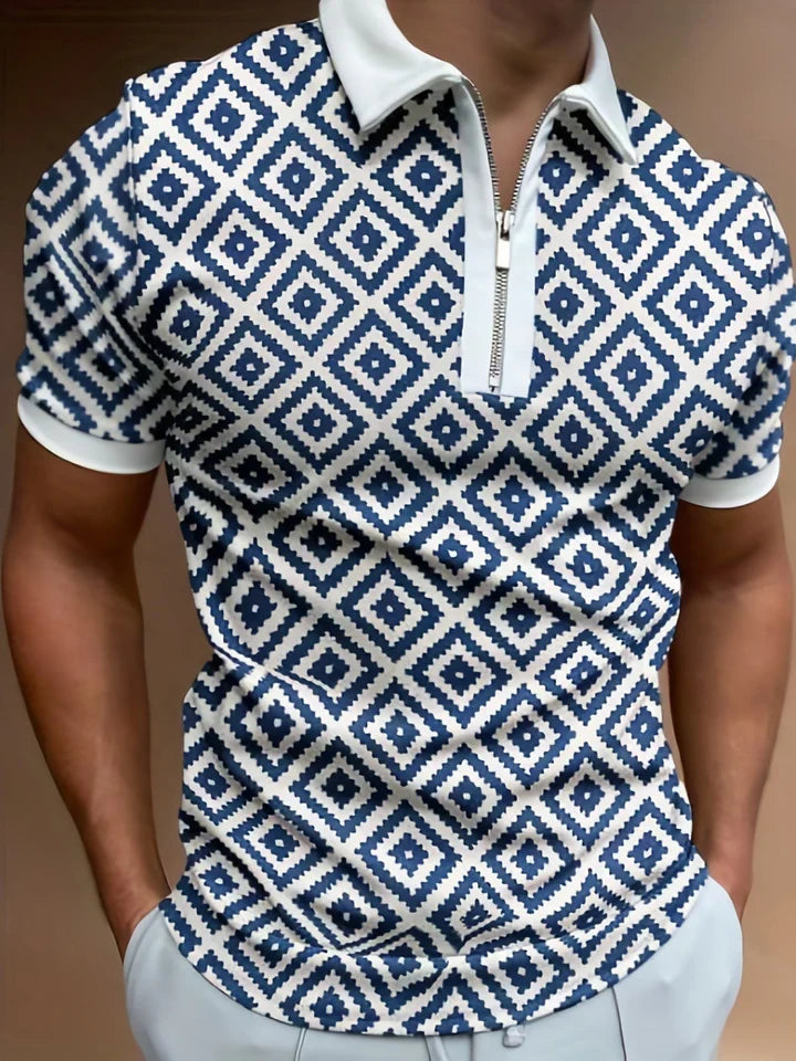 Details van de blauw/abrikoos geruite herenpolo met korte mouwen en ritssluiting; een trendy, comfortabele look.