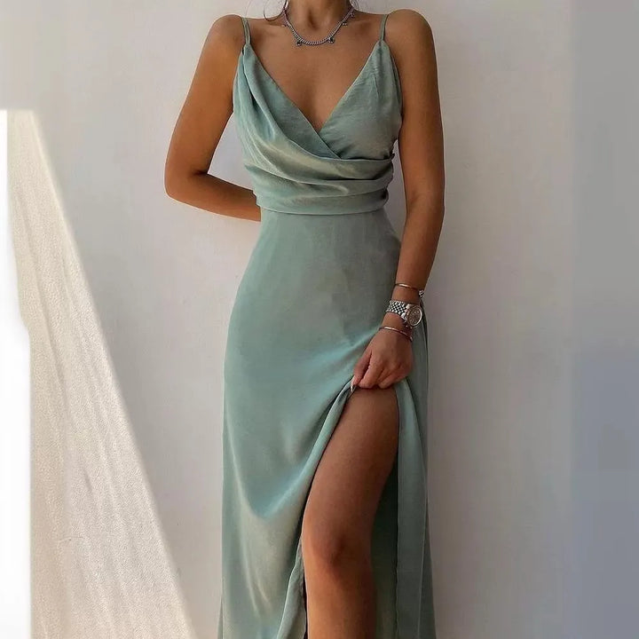 Dames midi-jurk met V-hals, sexy split & verstelbare spaghettibandjes. Perfect voor zomerse feesten.