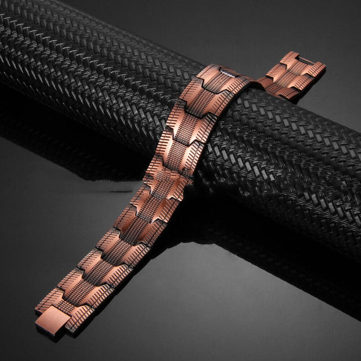 Rode koperen herenarmband met modern bangle design, breed en stijlvol voor herenmode.