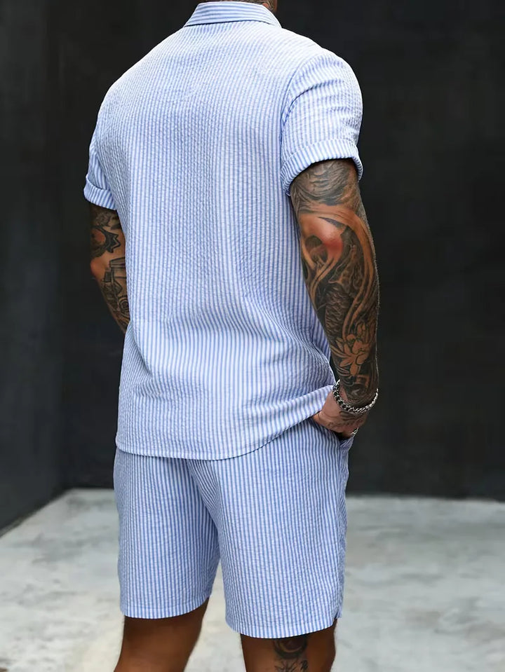 Stijlvolle heren kledingset met V-hals shirt en bijpassende shorts, perfect voor zomerse dagen.