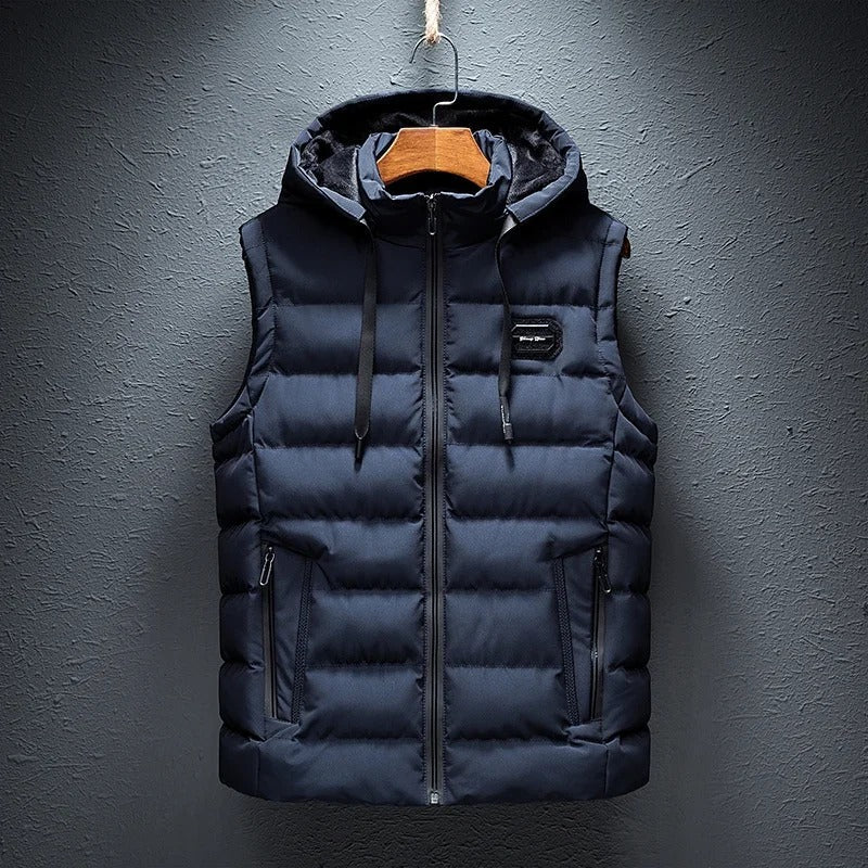 Casual en stijlvolle heren bodywarmer met capuchon, een veelzijdige jas die warmte biedt als bovenkleding.