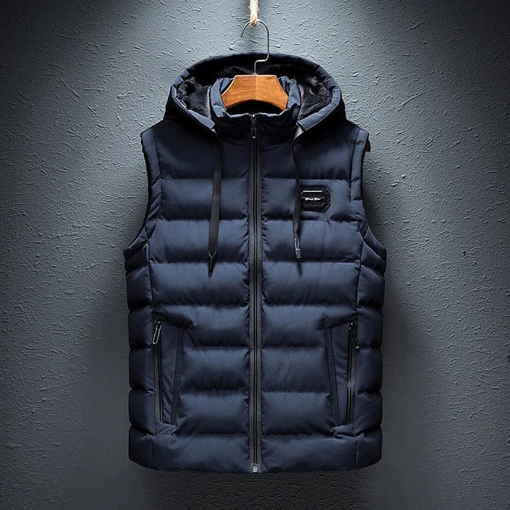 Casual en stijlvolle heren bodywarmer met capuchon, een veelzijdige jas die warmte biedt als bovenkleding.
