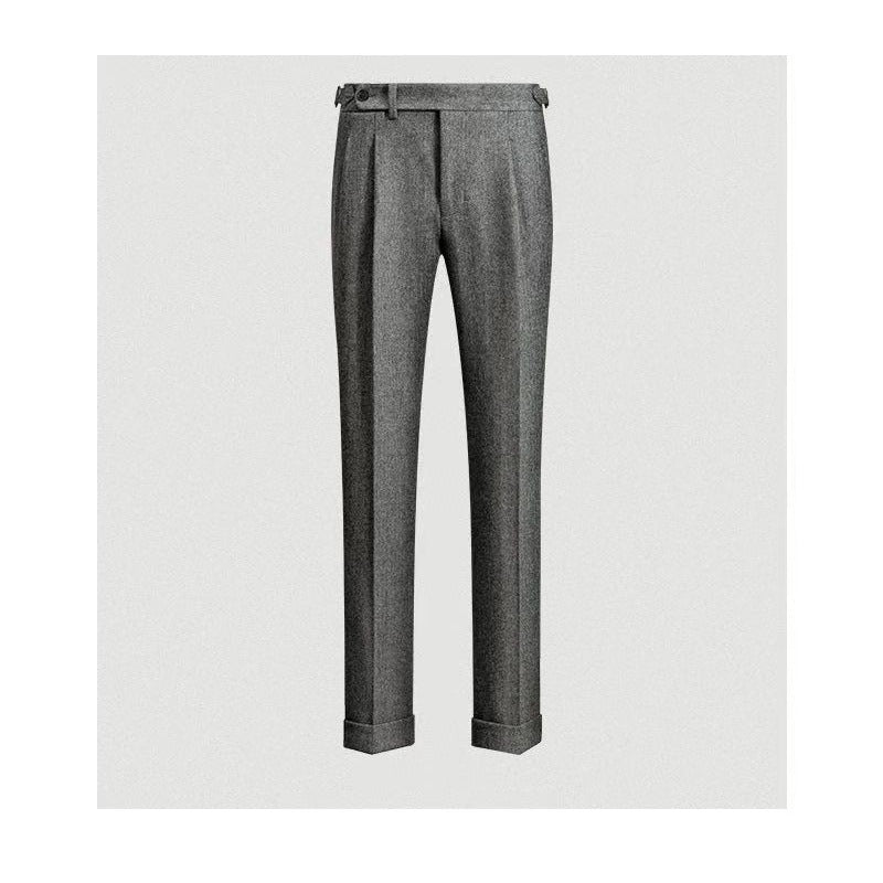 Comfortabele heren tweedbroek gedragen door model zittend; perfecte vrijetijdsbroek voor ontspanning, stijlvolle herenmode.