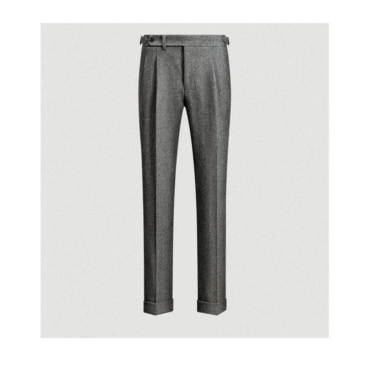 Comfortabele heren tweedbroek gedragen door model zittend; perfecte vrijetijdsbroek voor ontspanning, stijlvolle herenmode.