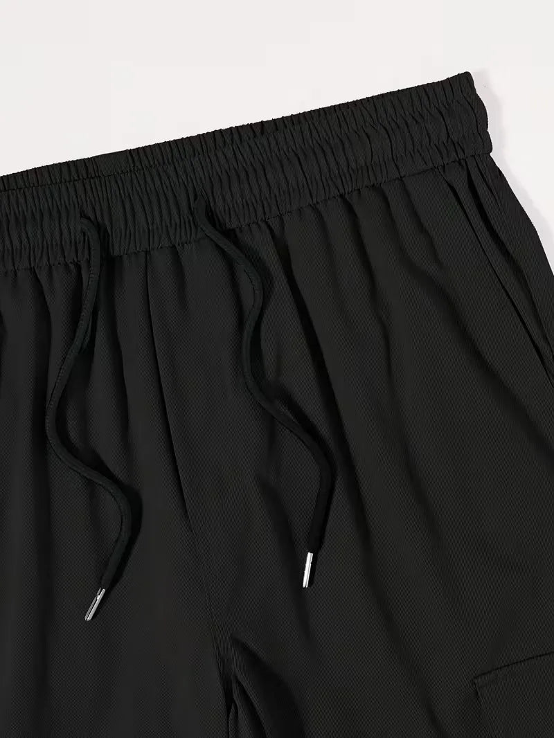 Lichtgrijze heren cargo broek, perfecte streetwear voor lente en zomer, met functionele klepzakken.