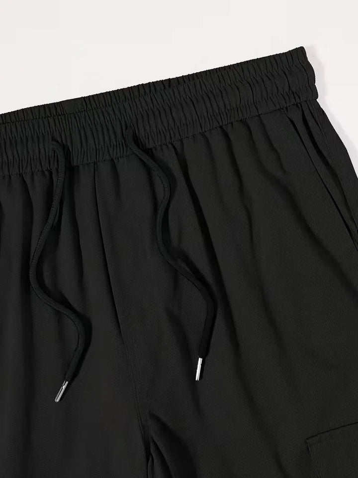 Lichtgrijze heren cargo broek, perfecte streetwear voor lente en zomer, met functionele klepzakken.