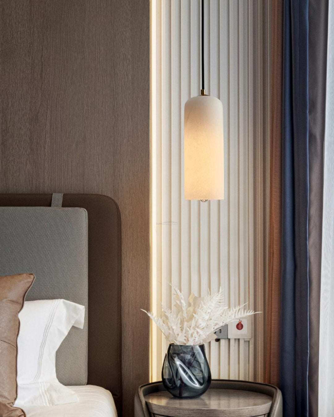 Exclusieve albasten hanglamp, messing kap, perfecte sfeerverlichting.