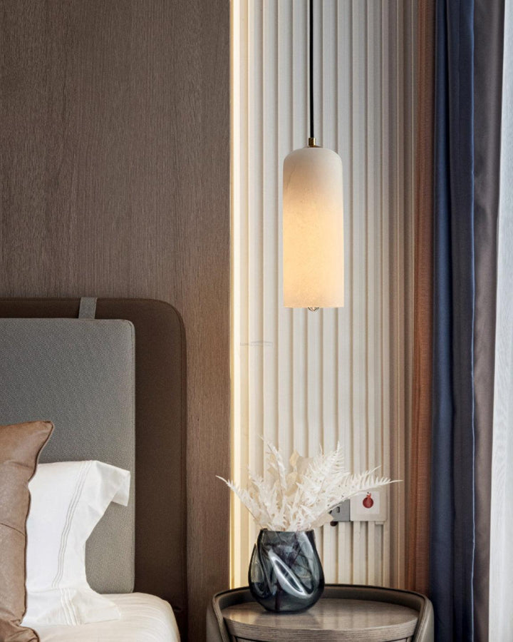 Exclusieve albasten hanglamp, messing kap, perfecte sfeerverlichting.