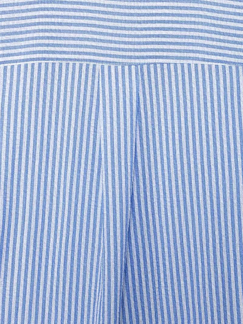 Veelzijdig heren casual overhemd met lange mouwen, gestreept in blauwwit, en een V-hals. Geschikt voor lente/zomer.