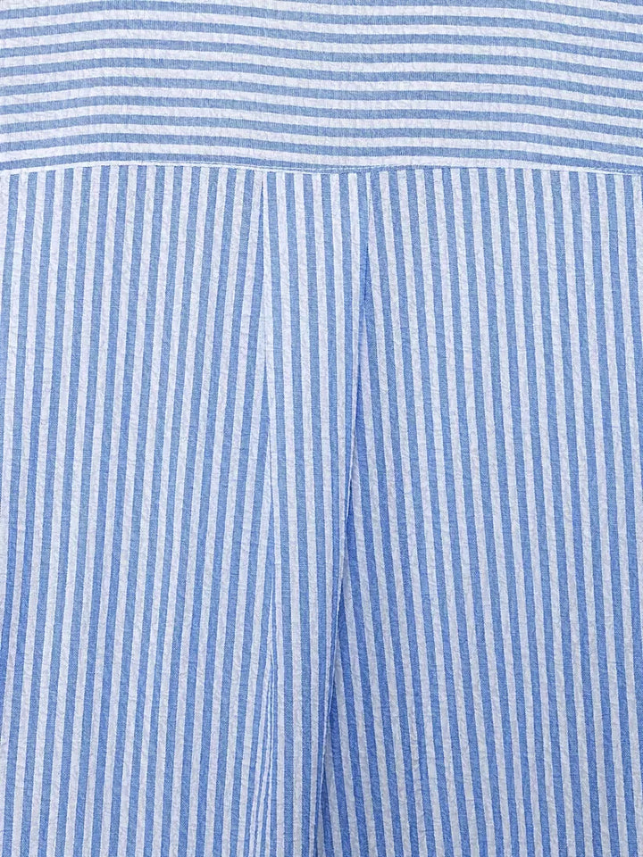 Veelzijdig heren casual overhemd met lange mouwen, gestreept in blauwwit, en een V-hals. Geschikt voor lente/zomer.