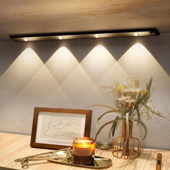 Draadloze LED wandlamp met bewegingssensor voor slimme verlichting, oplaadbaar en instelbare kleur.