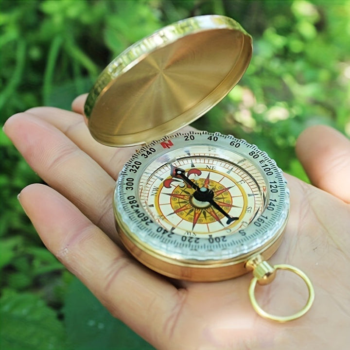 Gedetailleerde weergave van het waterbestendige koperen survival kompas, perfect voor wandelen en kamperen.