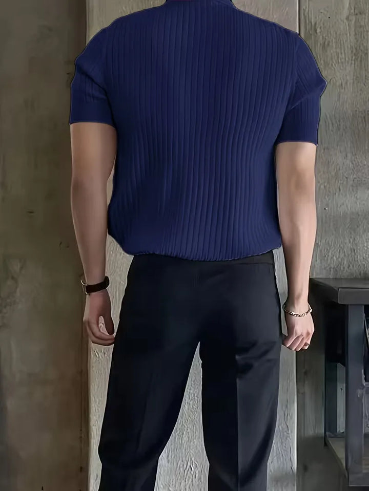 Blauwe herenpolo met ribstructuur, V-hals. Korte mouwen en comfortabel voor elke casual gelegenheid.