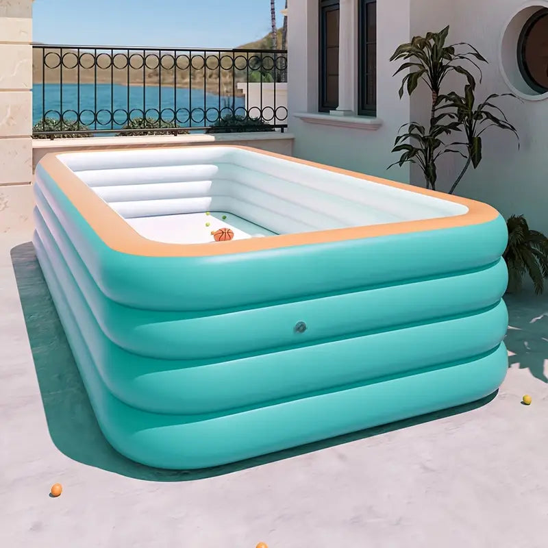 Compact opvouwbaar blauw zwembad; snel op te zetten voor volwassenen in de tuin, makkelijk op te bergen na de zomer.