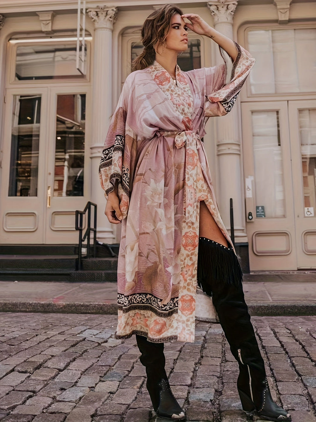 Lange dames kimono met sierlijke bloemenprint. Ideaal voor strand, zomeravonden en casual outfits.
