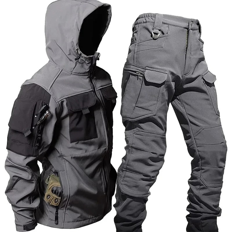 Grijs heren waterdicht outdoor pak, ideaal regenpak voor wandelen, kamperen en sport. Weerbestendige set.