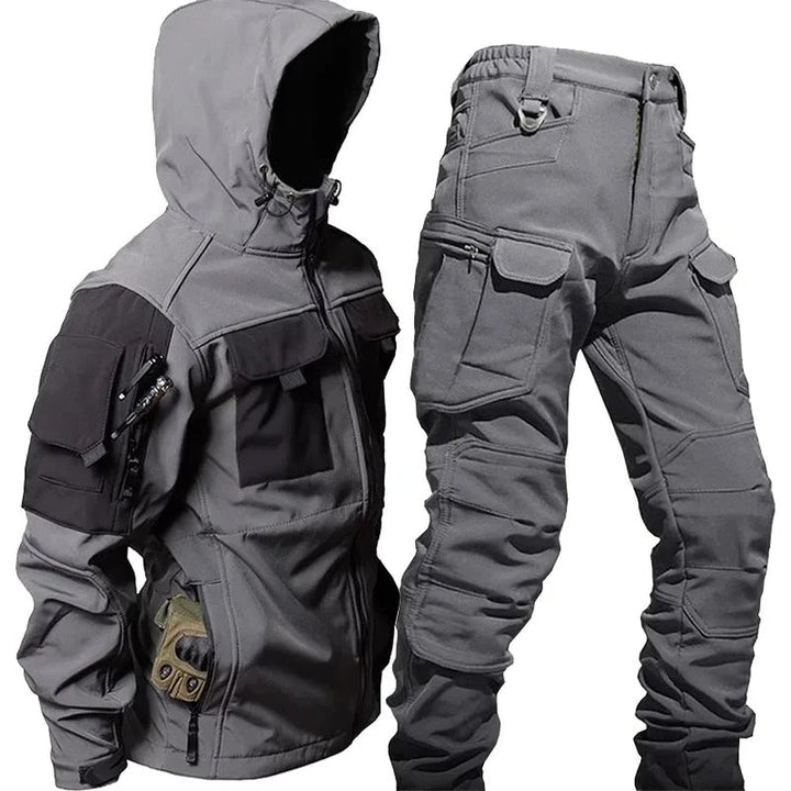 Grijs heren waterdicht outdoor pak, ideaal regenpak voor wandelen, kamperen en sport. Weerbestendige set.