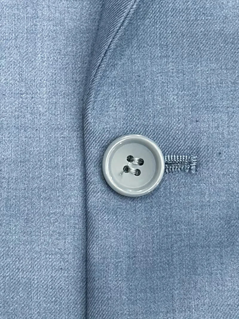 Elegantie in een driedelig heren pak, slim fit gesneden voor een slanke en moderne uitstraling.