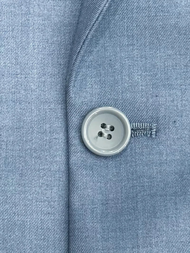 Elegantie in een driedelig heren pak, slim fit gesneden voor een slanke en moderne uitstraling.