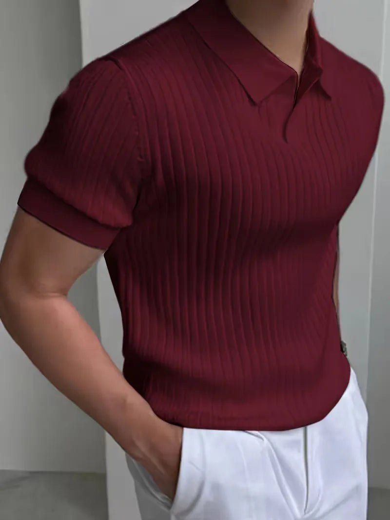 Marineblauwe herenpolo met V-hals en ribstructuur, ideaal voor lente en zomer. Korte mouwen.