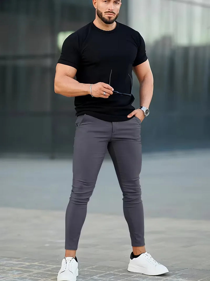 Marineblauwe heren chino, met elastische stof en een strakke, flatterende pasvorm.