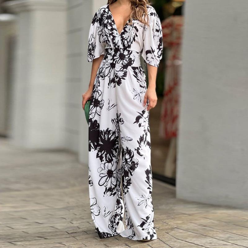 Dames jumpsuit met levendige bloemenprint en hoge taille, ideaal voor een casual chic zomeroutfit.