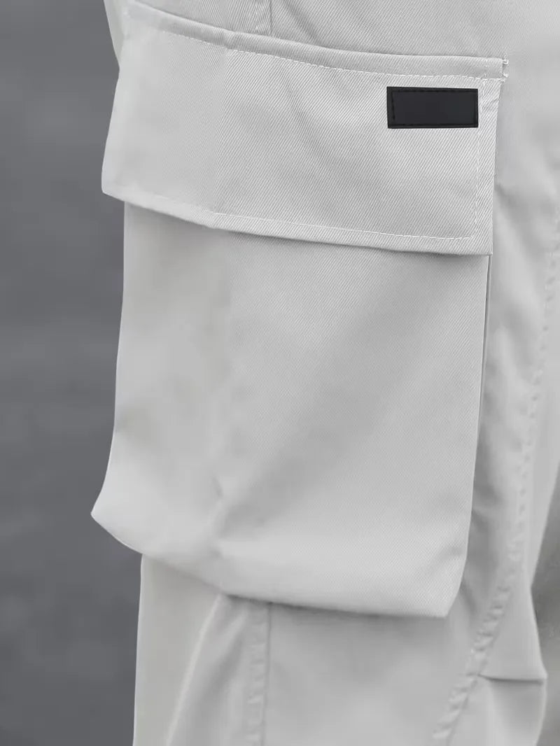 Zwarte heren cargo broek met rechte pijp, casual en comfortabel voor alle dagen.