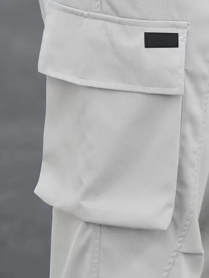Zwarte heren cargo broek met rechte pijp, casual en comfortabel voor alle dagen.