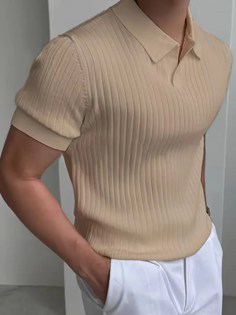Olijfgroene heren gebreide V-hals polo met ribstructuur. Korte mouwen, stijlvol en comfortabel.