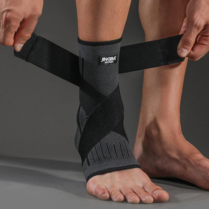 Verstelbare FlexiFit enkelbrace op een voet, biedt ademende compressie en stabiliteit voor dagelijkse mobiliteit.