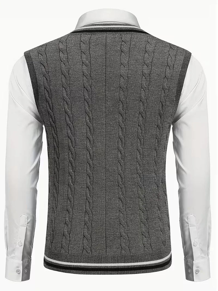 Gebreid heren mouwloos vest met klassieke V-hals en robuust kabelpatroon voor dagelijks gebruik.