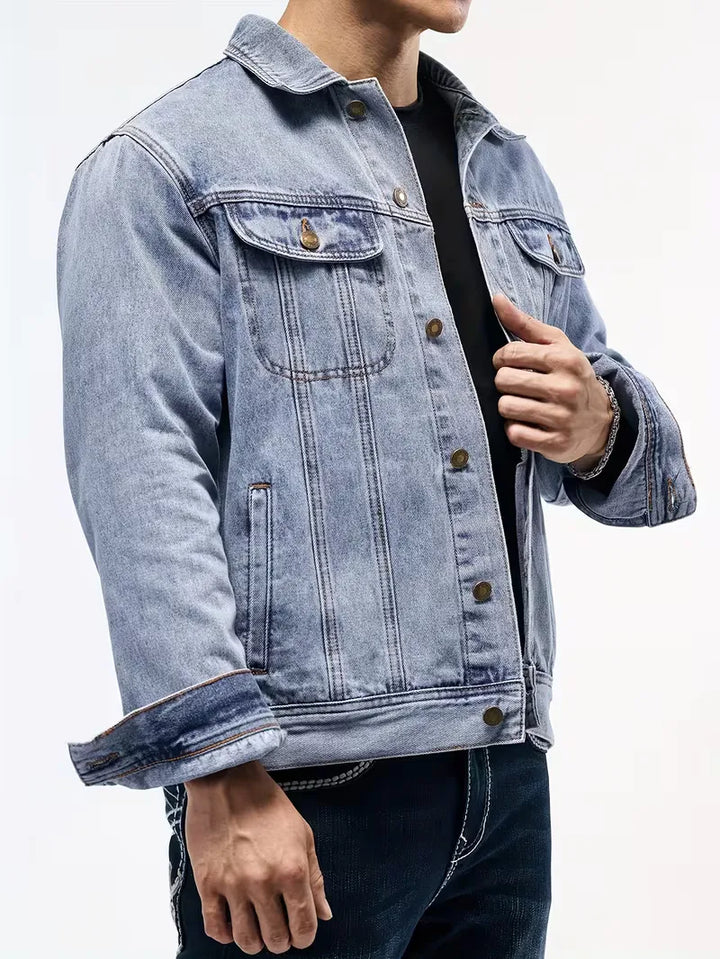 Manchet van heren spijkerjack lange mouwen, knoopsluiting, comfortabele regular fit, dagelijks gebruik.