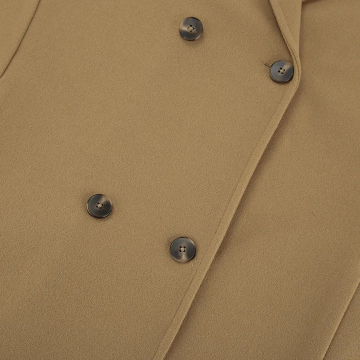 Warme halflange bruine damesjas met stijlvolle dubbele knoopsluiting, perfect voor koudere dagen.