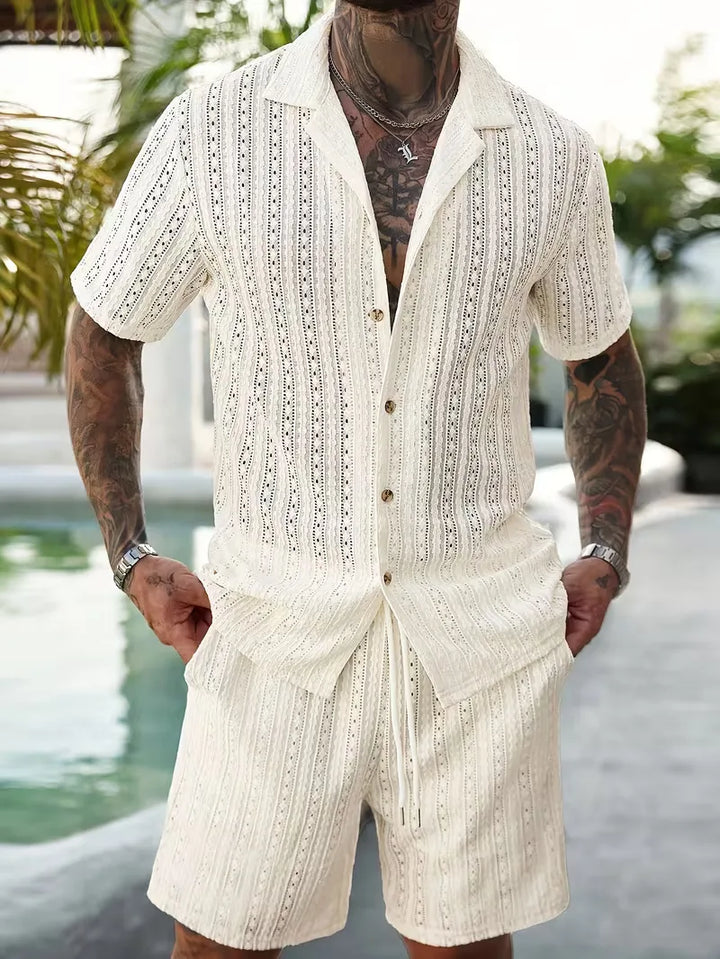 Stijlvolle heren zomer kledingset: gebreid jacquard shirt en bijpassende shorts. Geschikt voor casual stranddagen.