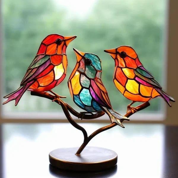 Detailopname van een ambachtelijk vervaardigde glazen vogel, levendige kleuren en hoge kwaliteit.